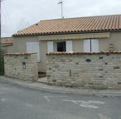 Murs en moellons apparants en courbe